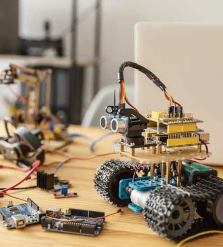 robot-fait-maison-sur-le-bureau